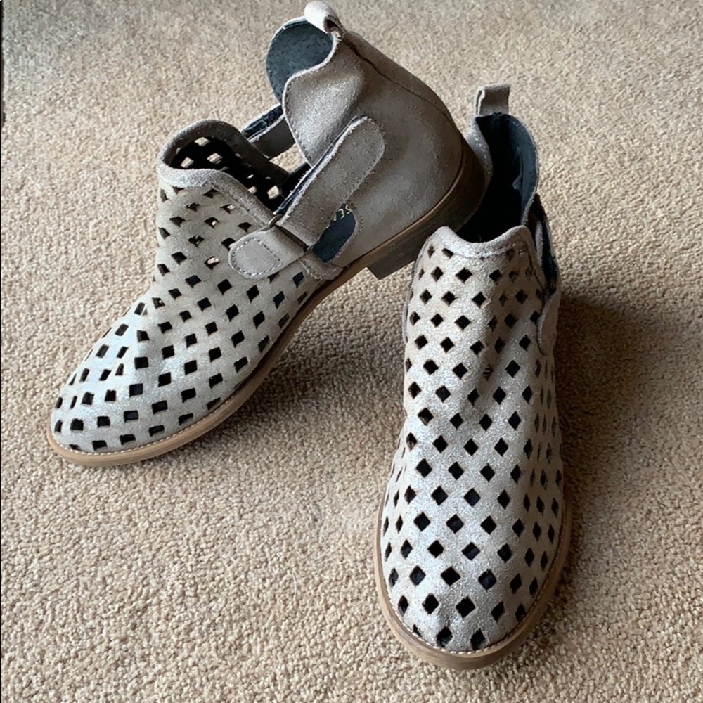 Shimmer grey diamond cut out ankle booties